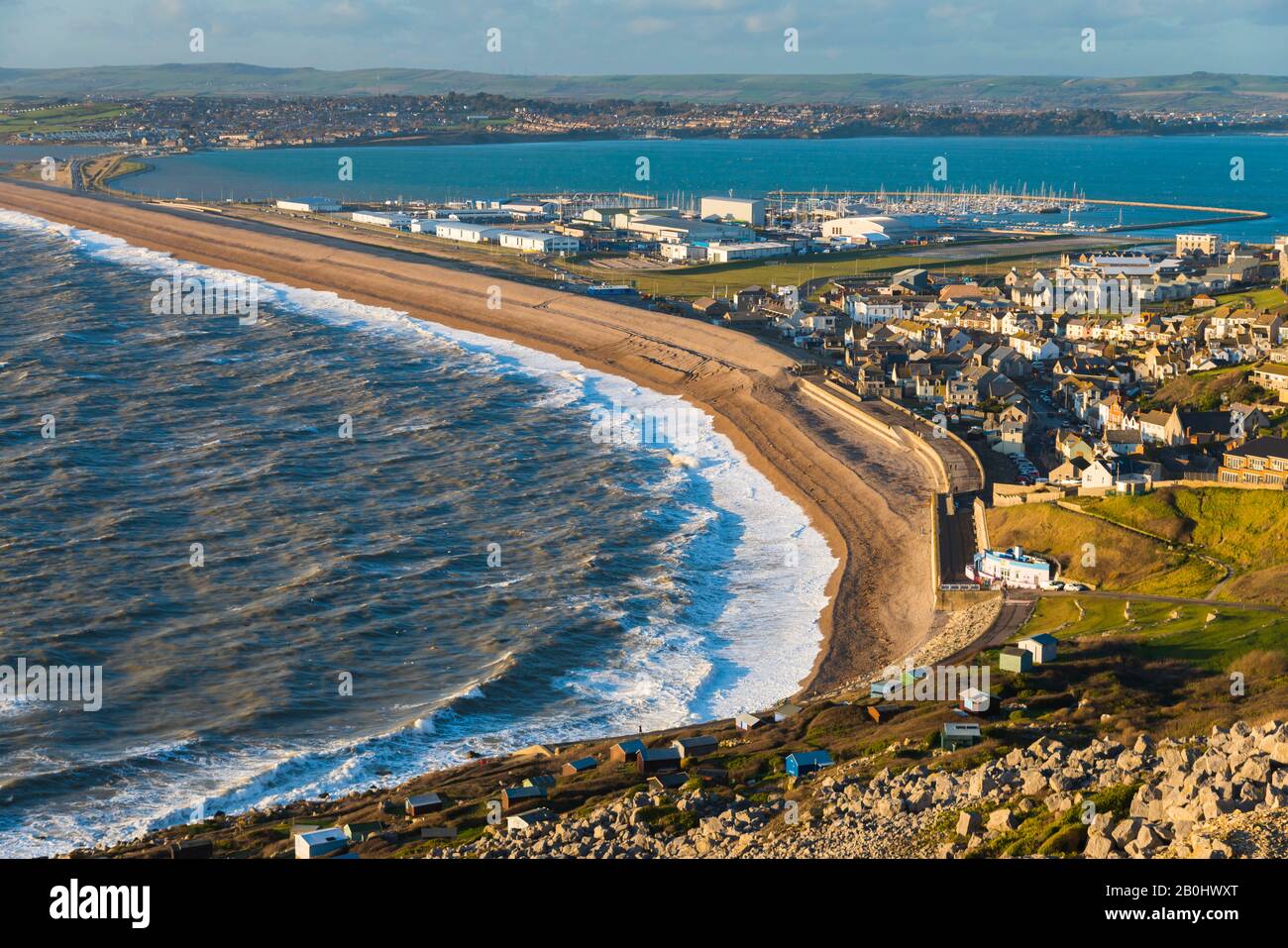 Fortuneswell, Portland, Dorset, Royaume-Uni. 20 février 2020. Météo britannique. Vue depuis le sommet des falaises de West Weares en face de Fortuneswell sur l'île de Portland à Dorset en fin d'après-midi avec des vents violents et des mers rugueuses qui s'écrasent sur Chesil Beach à Chiswell. Crédit Photo : Graham Hunt/Alay Live News Banque D'Images