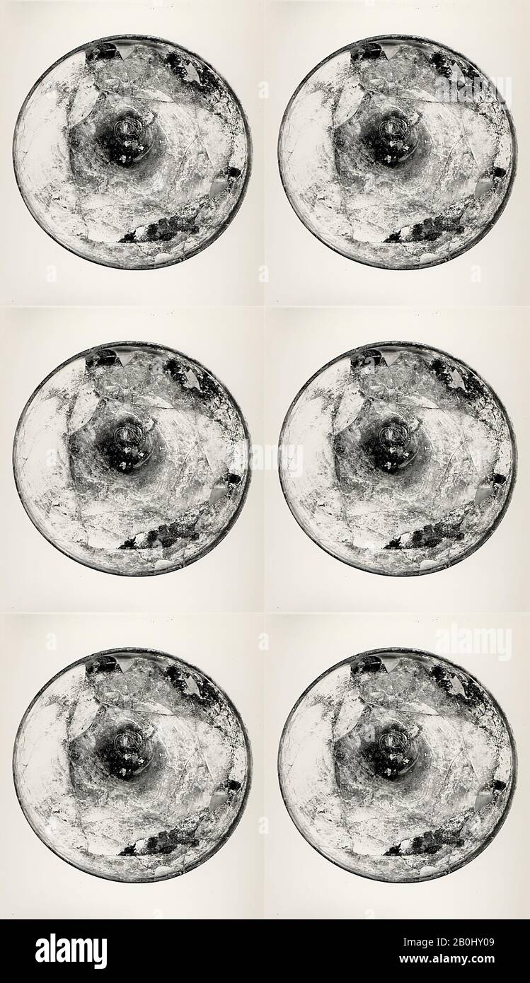 Plaque, fin du Xe siècle, Excavée en Iran, Nishapur, verre; soufflé libre, H. du 1 11/16 à 1 3/4 in. (4,25 à 4,5 cm), diam. 15 3/4 po. (40 cm), verre Banque D'Images