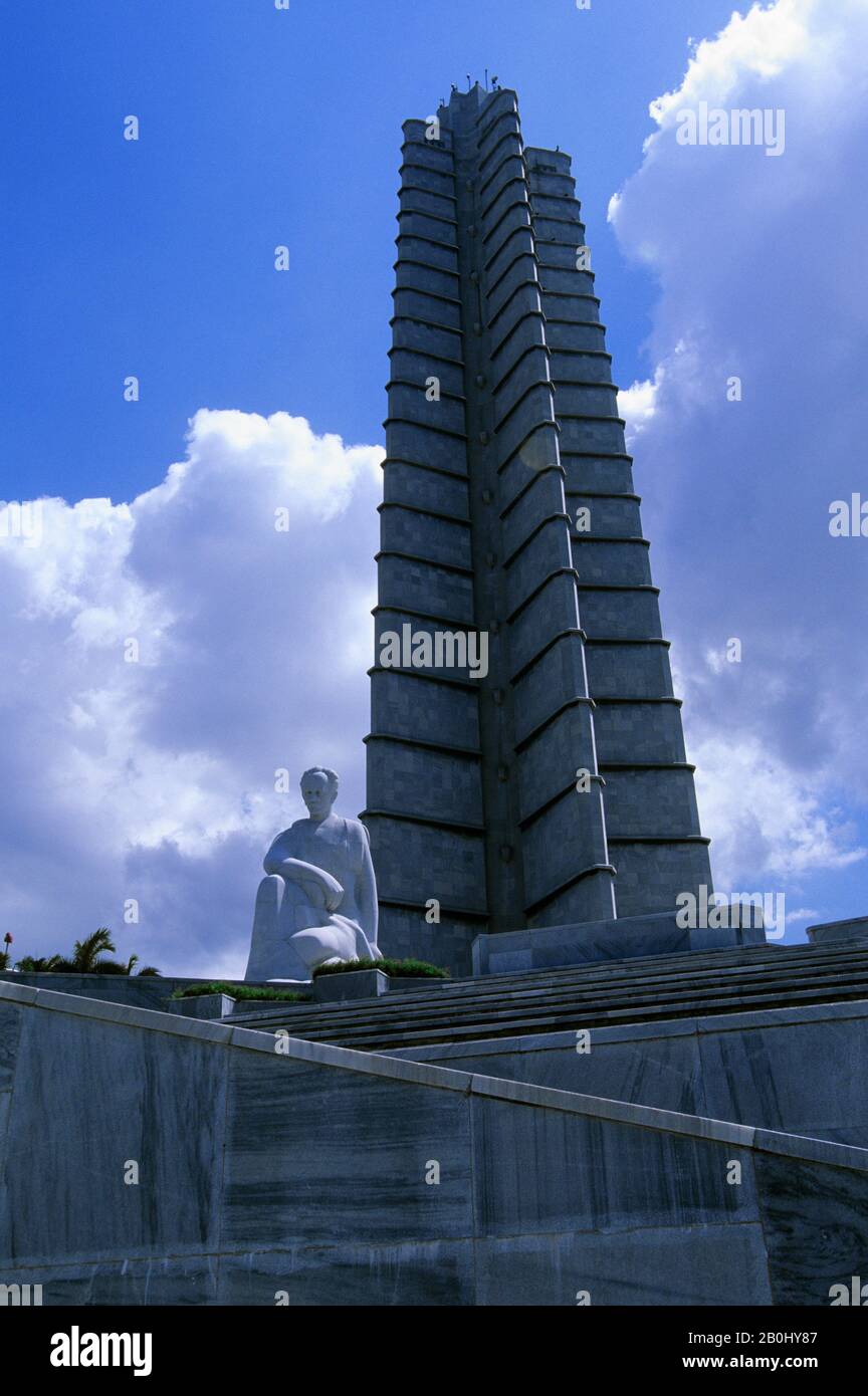 CUBA, LA HAVANE, PLAZA DE LA REVOLUCION (PLACE DE LA RÉVOLUTION), STATUE DE JOSÉ MARTI Banque D'Images