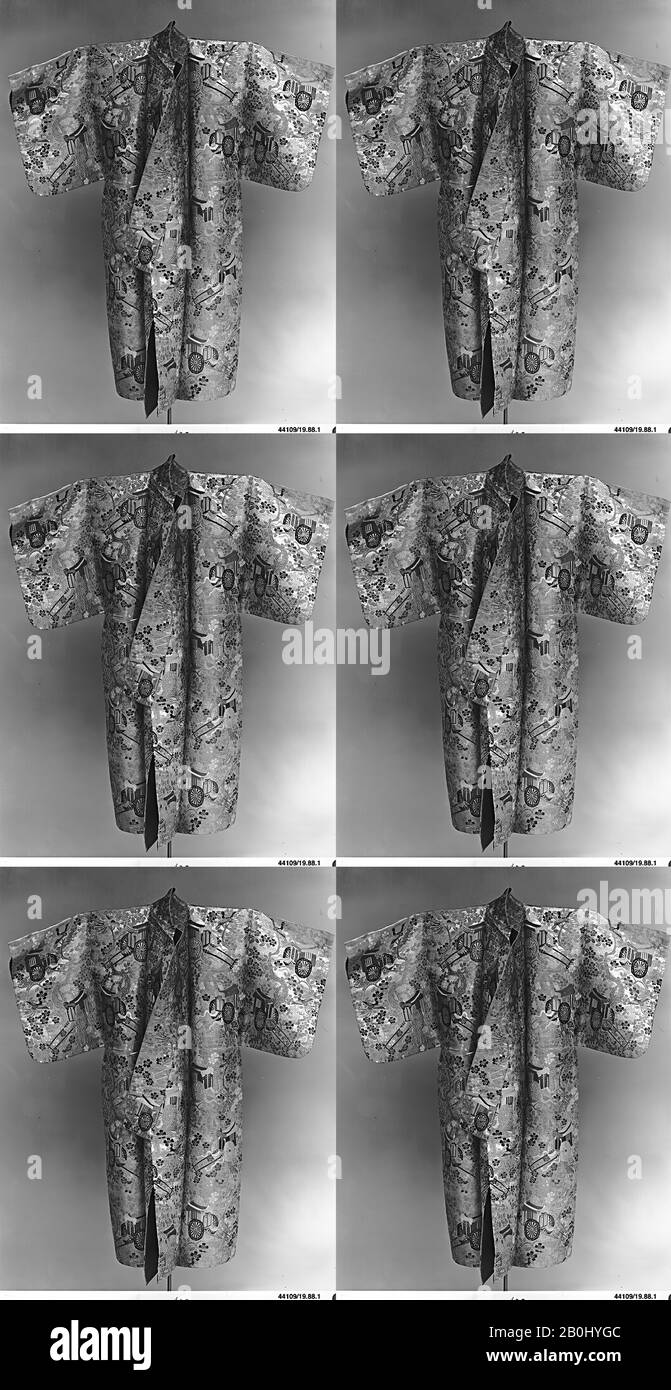 Noh Robe (Karaori) avec Des Calèches de cour et des cerisiers en fleurs, Japon, période Meiji (1868–1912, date de la fin du XIXe–début du XXe siècle, Japon, brocart de soie sergé avec des motifs supplémentaires de trame dans des fils métalliques, 61 x 40 po. (154,94 x 101,60 cm), costumes Banque D'Images