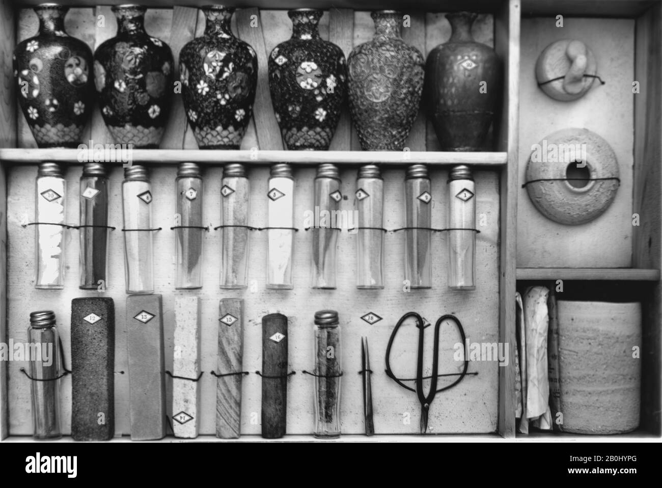 Flacon de pigment violet, Japon, fin du XIXe au début du XXe siècle, Japon, H. 3 1/4 po. (8,3 cm) ; diam. 3/4 po. (1,9 cm), Cloisonné Banque D'Images