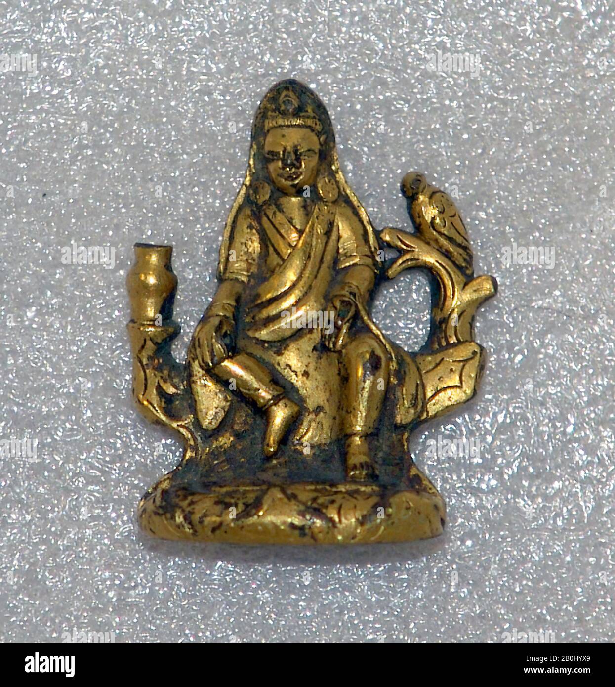 Statuette de Guanyin, Chine, XVIIIe siècle, Chine, bronze Gilt, H. 1 15/16 po. (4,9 cm), Sculpture Banque D'Images