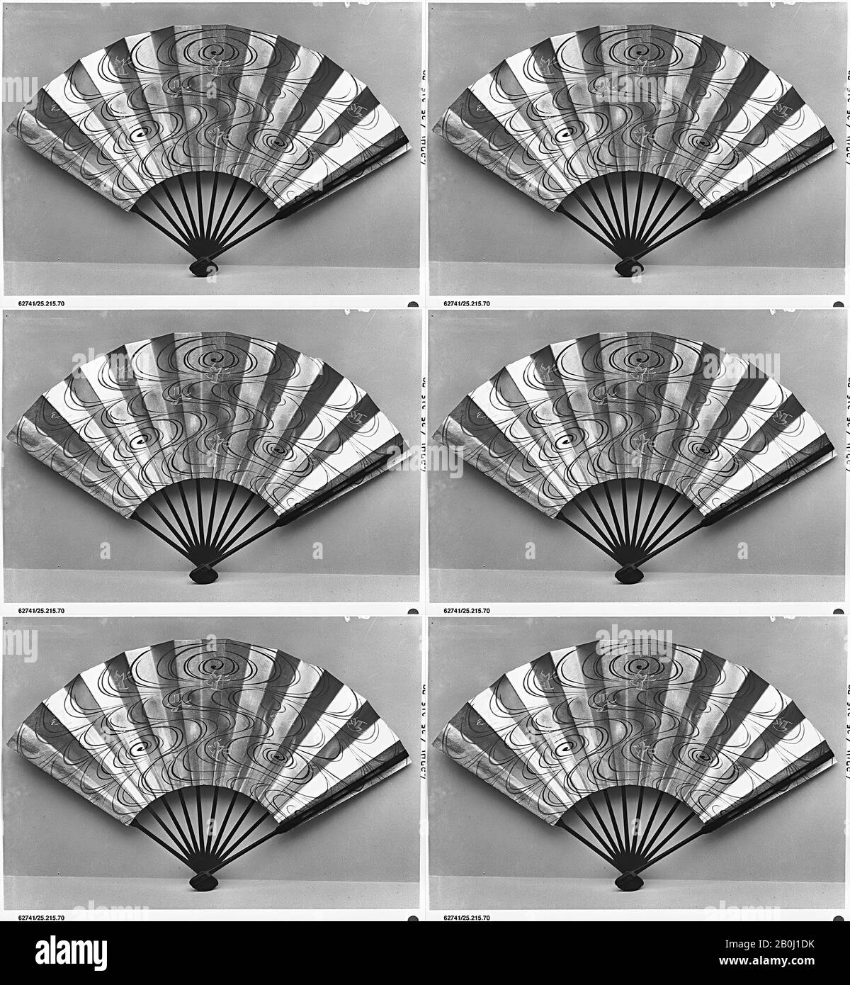 Fan, Japon, XXe siècle, Japon, peinture en papier et métal, 11 1/4 x 22 po. (28,58 x 55,88 cm), Ventilateurs Banque D'Images