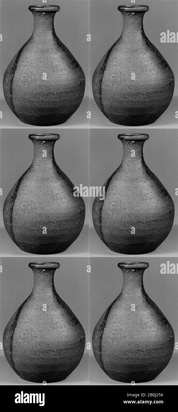 Yu Fujiwara, bouteille De Saké, Japon, Yu Fujiwara, milieu du XXe siècle, Japon, Faïence; corps rond à col court et étroit et lèvre évertie; base plate avec initiale du fabricant; partiellement recouvert de glaçure claire et zone de glaçure pourpre avec teinte orange (Bizen), H. 4 15/16 po. (12,5 cm) ; diam. 3 1/2 po. (8,9 cm), céramique Banque D'Images