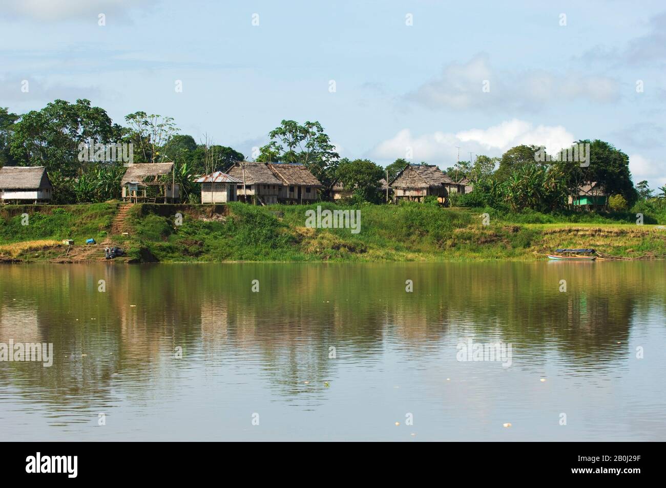 PÉROU, BASSIN AMAZONIEN, RIVIÈRE UCAYALI, PETIT VILLAGE Banque D'Images