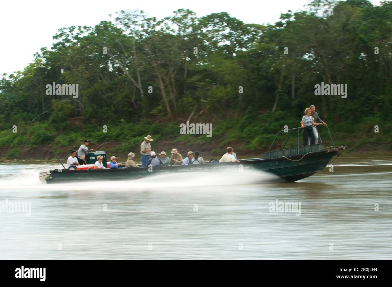 PÉROU, BASSIN AMAZONIEN, RIVIÈRE UCAYALI, TOURISTES EN BATEAUX Banque D'Images