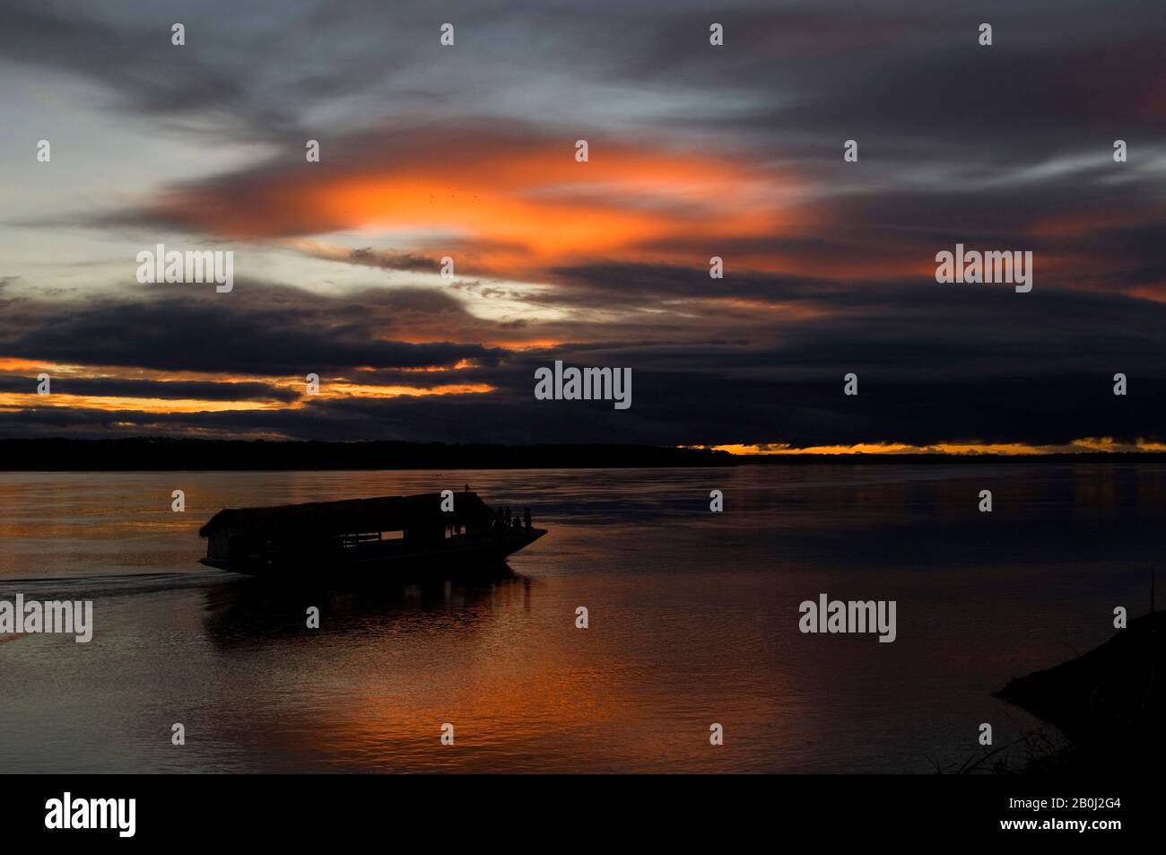 PÉROU, BASSIN AMAZONIEN, RIVIÈRE MARANON, COUCHER DE SOLEIL, BATEAU Banque D'Images