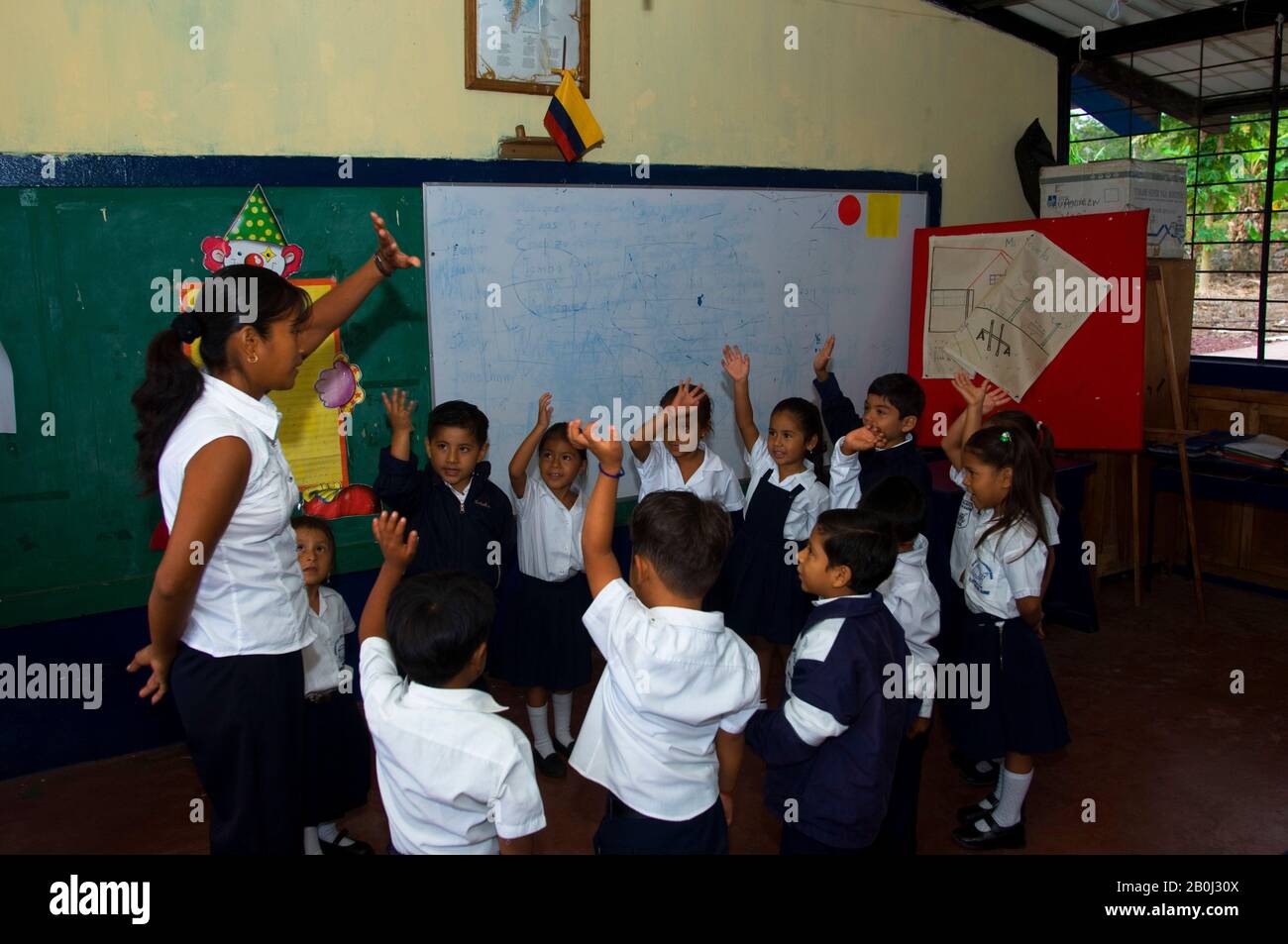 ÉQUATEUR, ÎLES GALAPAGOS, ÎLE SANTA CRUZ, ÉCOLE BELLAVISTA, ENFANTS EN CLASSE, ENSEIGNANT Banque D'Images