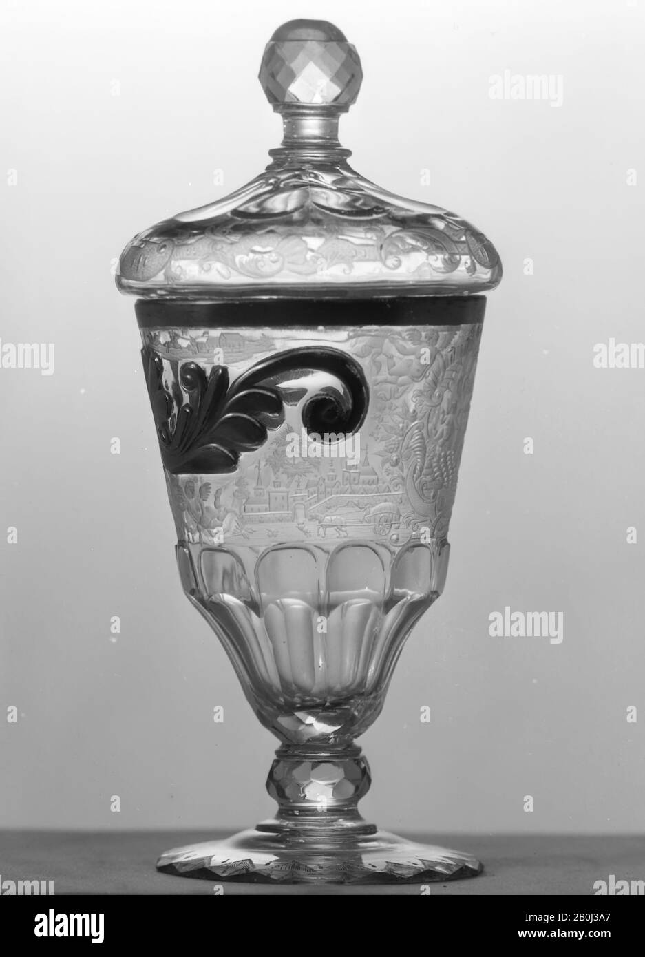 Coupe debout avec couvercle, allemand, Silésie, CA. 1750, Allemand, Silésie, Verre, Total : 8 × 3 1/2 Po. (20,3 × 8,9 cm), verre Banque D'Images