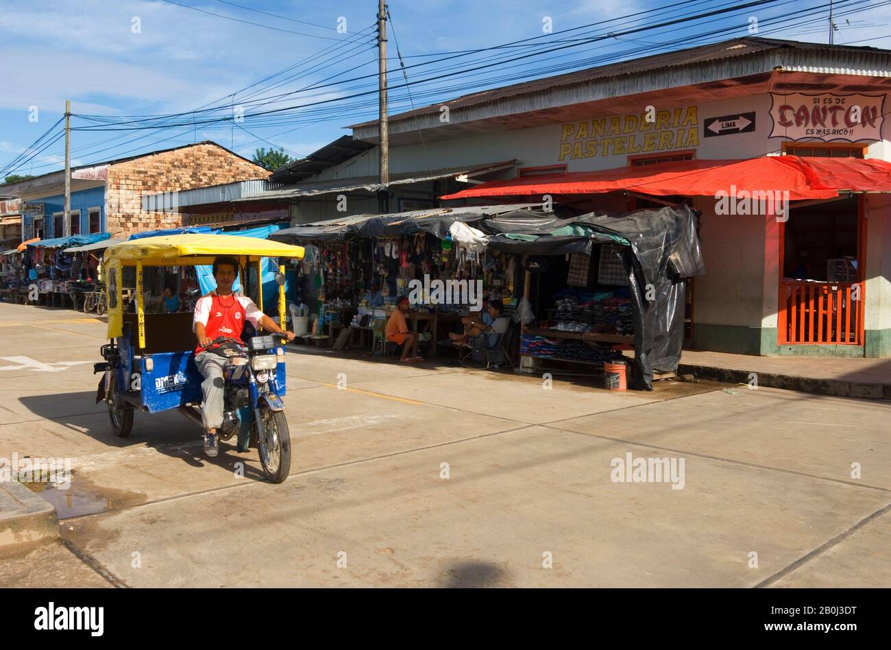 PÉROU, BASSIN DE LA RIVIÈRE AMAZONE, PRÈS D'IQUITOS, MARANON RIVER, VILLE DE NAUTA, SCÈNE DE RUE AVEC TAXI MOTO Banque D'Images