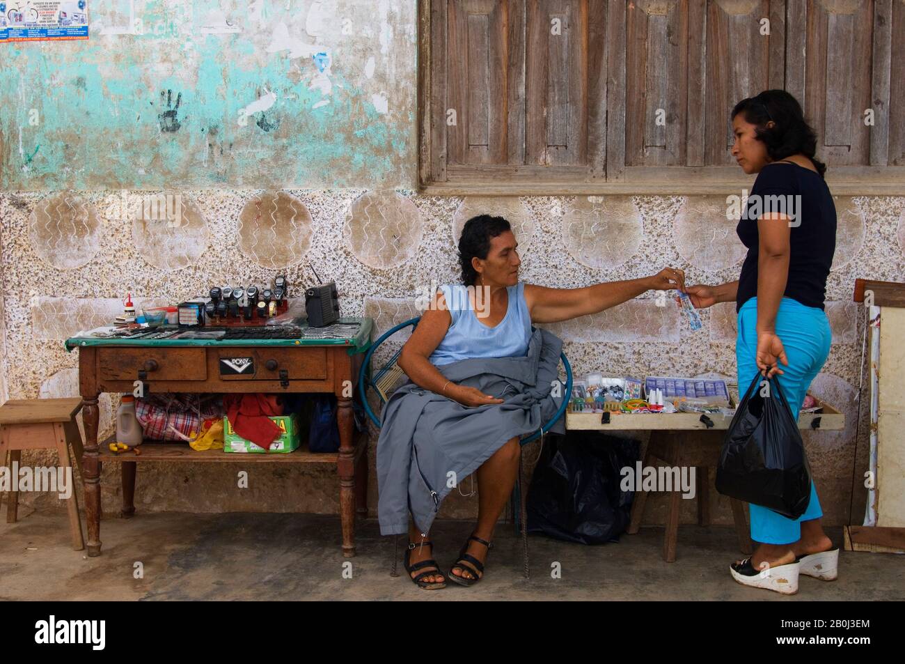 PÉROU, BASSIN DE LA RIVIÈRE AMAZONE, PRÈS D'IQUITOS, MARANON RIVER, VILLE DE NAUTA, SCÈNE DE RUE, VENDEUR DE RUE Banque D'Images