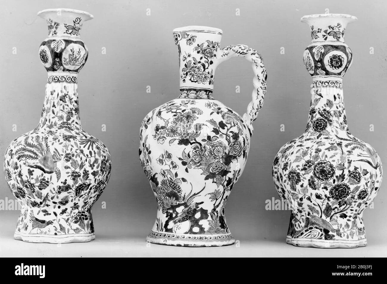 Samson and Company, paire de vases à bouteilles, probablement français, Paris, 19ème siècle, probablement français, Paris, Delfware (faïence à vitrage), hauteur (chacun): 12 3/4 in. (32,4 cm), céramique-poterie Banque D'Images