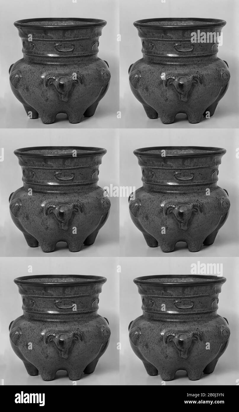 Incense Burner, Chine, dynastie Yuan (1271–1368), Culture : Chine, Poterie (type soft Jun ware), H. 4 1/4 in. (10,8 cm) ; diam. 4 1/2 po. (11,4 cm), céramique Banque D'Images