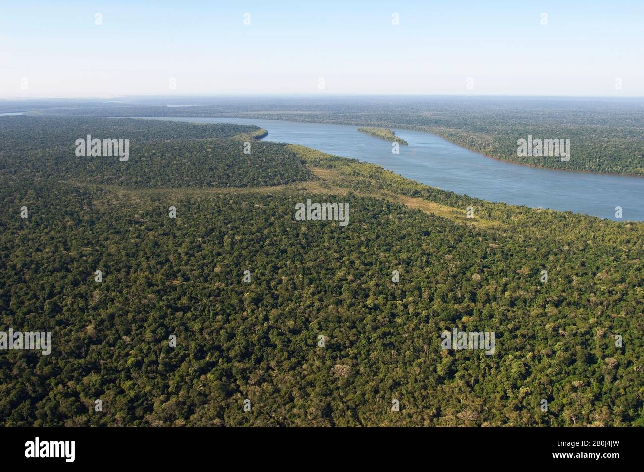 BRÉSIL, PARC NATIONAL D'IGUAZU, RIVIÈRE IGUAZU, VUE AÉRIENNE, FORÊT SUBTROPICALE Banque D'Images
