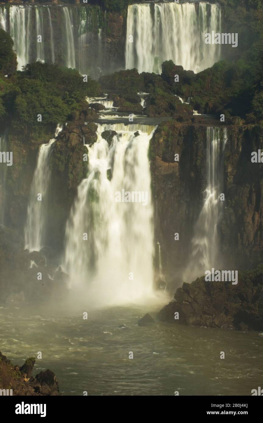 BRÉSIL, PARC NATIONAL D'IGUAZU, CHUTES D'IGUAZU, VUE SUR LES CHUTES D'ARGENTINE, DÉTAILS Banque D'Images