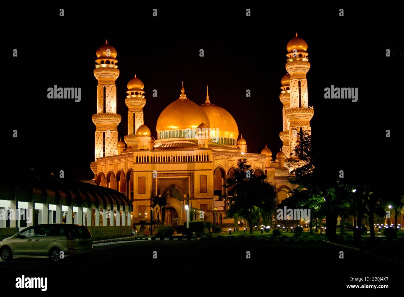 Mosquée Jame Asr Hassanil Bolkiah La Nuit, Bandar Seri Begawan, Brunei Banque D'Images