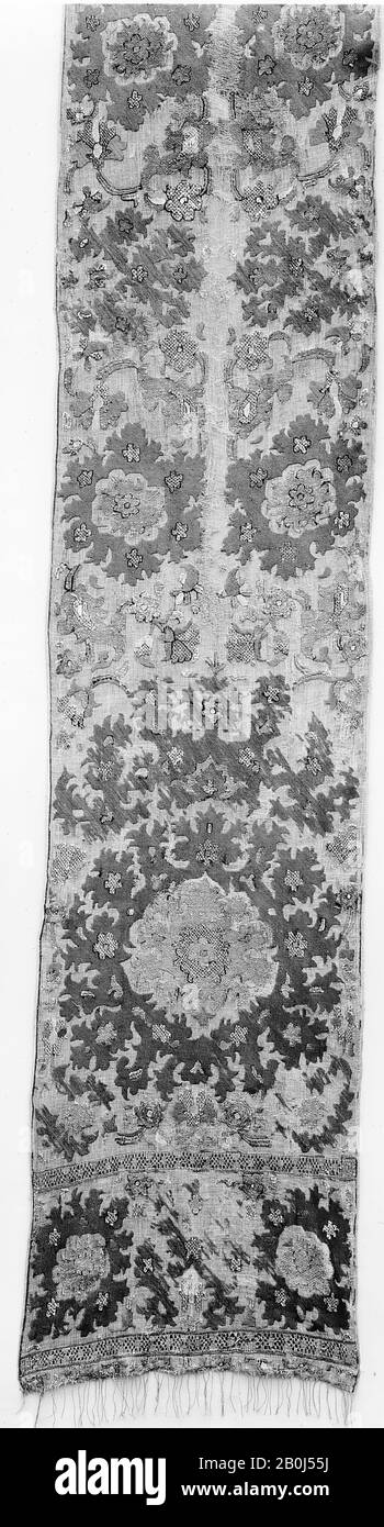 Écharpe, XVIIIe siècle, Attribuée à l'Algérie, lin ; brodée en soie et fil  d'or, H. 108 po. (274,3 cm), avec 15 1/4 po. (38,7 cm), textiles brodés  Photo Stock - Alamy