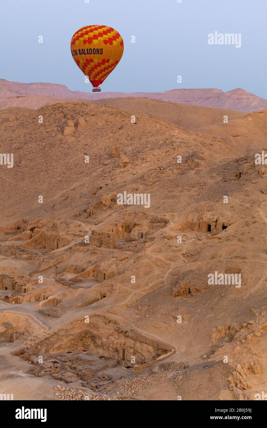 Ballons d'air chaud à l'aube à Louxor, en Égypte Banque D'Images