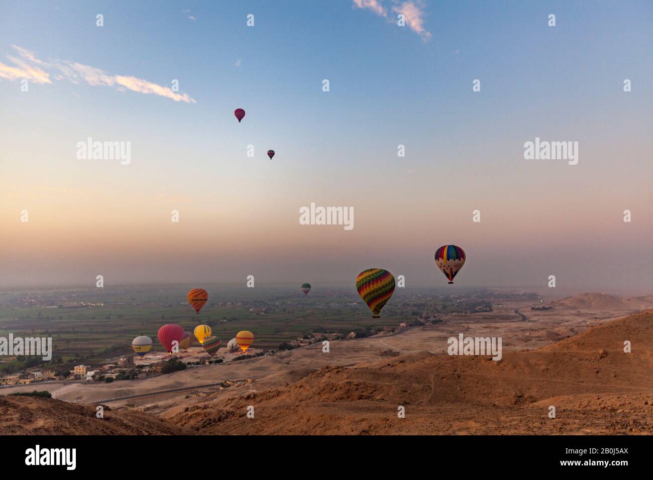 Ballons d'air chaud à l'aube à Louxor, en Égypte Banque D'Images