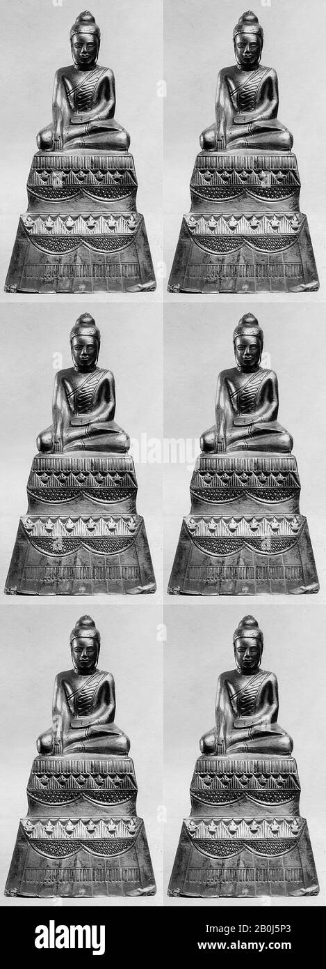 Bouddha Assis, Cambodge, Ca. XVIe siècle, Cambodge, argent, H. 7 1/4 po. (18,4 cm) ; avec 4 po. (10,16 cm), Sculpture Banque D'Images