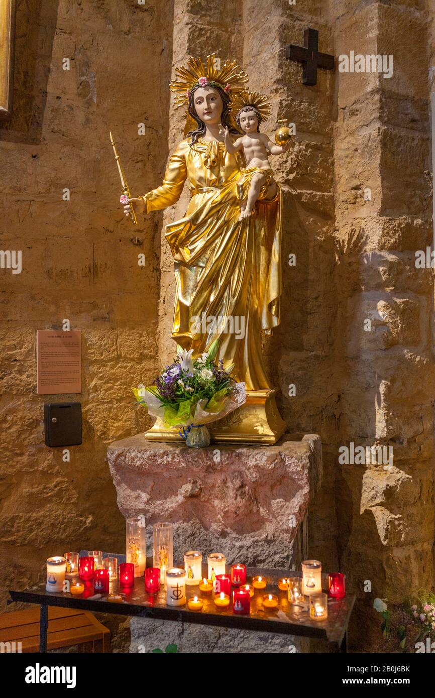 Statue de Madonna et d'enfant dans l'église notre-Dame-de-la-Mer à Saintes-Maries-de-la-Mer, Camargue Banque D'Images