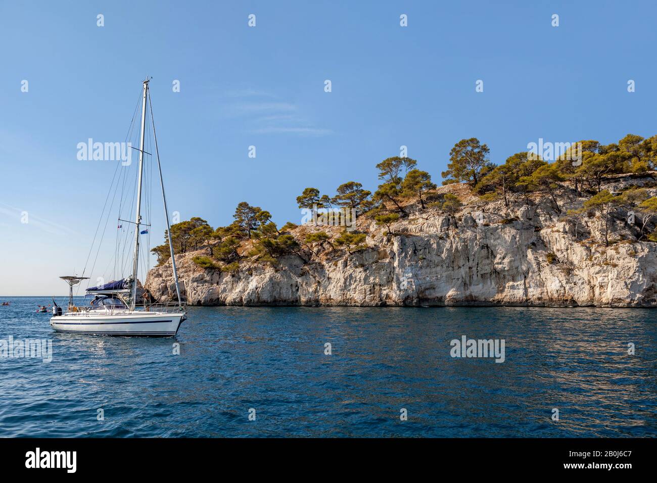 Voile dans les calanques, Cassis, France Banque D'Images