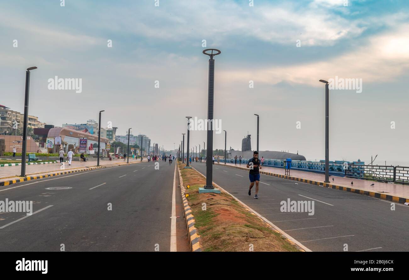 Visakhapatnam, Inde.12 Novembre 2018. Les gens qui font diverses activités en matinée sur la route de la plage à vizag surplombant la NS Kursura (S 20) et Banque D'Images