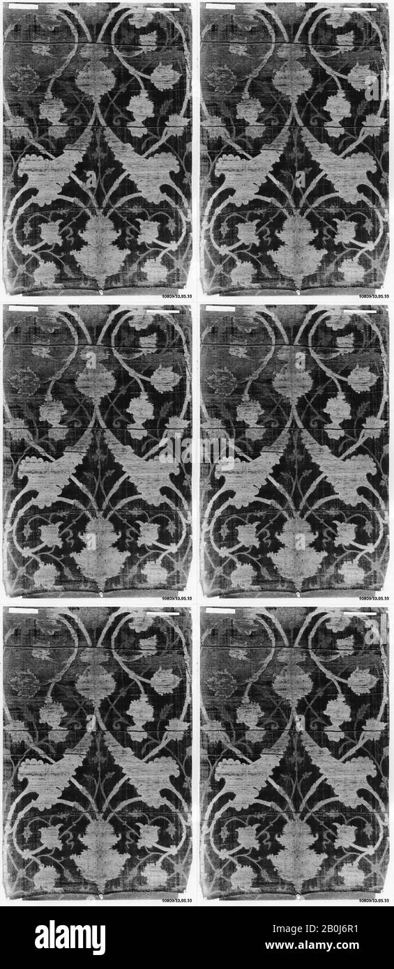Fragment, XVIe siècle, Attribué à l'Italie ou à la Turquie, coupé et voilé velours sik avec fil métallique, 76,25 po. De haut 24,75 po. De large (193,7 cm de haut 62,9 cm de large), textiles-tissés Banque D'Images