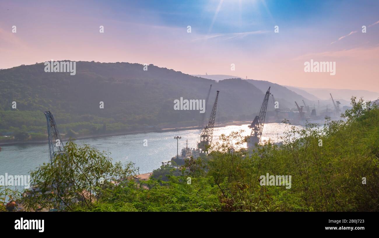 Navires de fret approchant du port de Gangavaram . Banque D'Images