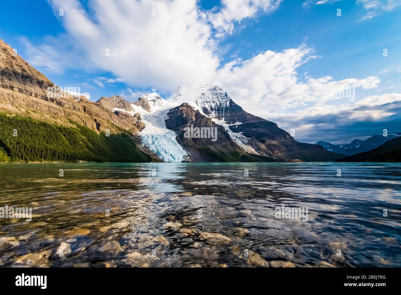 Lac Berg avec le glacier Berg et la présence imposante du mont Robson, parc provincial du Mont Robson, Colombie-Britannique, Canada Banque D'Images