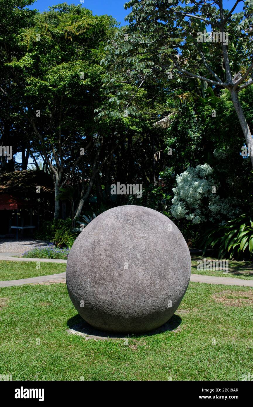 COSTA RICA, SAN JOSE, MUSÉE NATIONAL, MYSTÉRIEUSE BOULE DE ROCK GÉANTE Banque D'Images