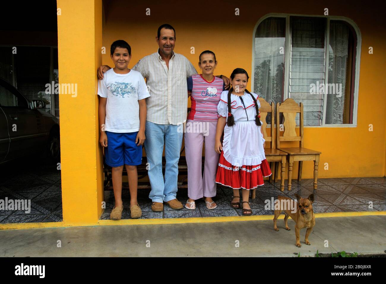 COSTA RICA, PRÈS D'ARENAL, PETIT VILLAGE, FAMILLE DEVANT LA MAISON Banque D'Images