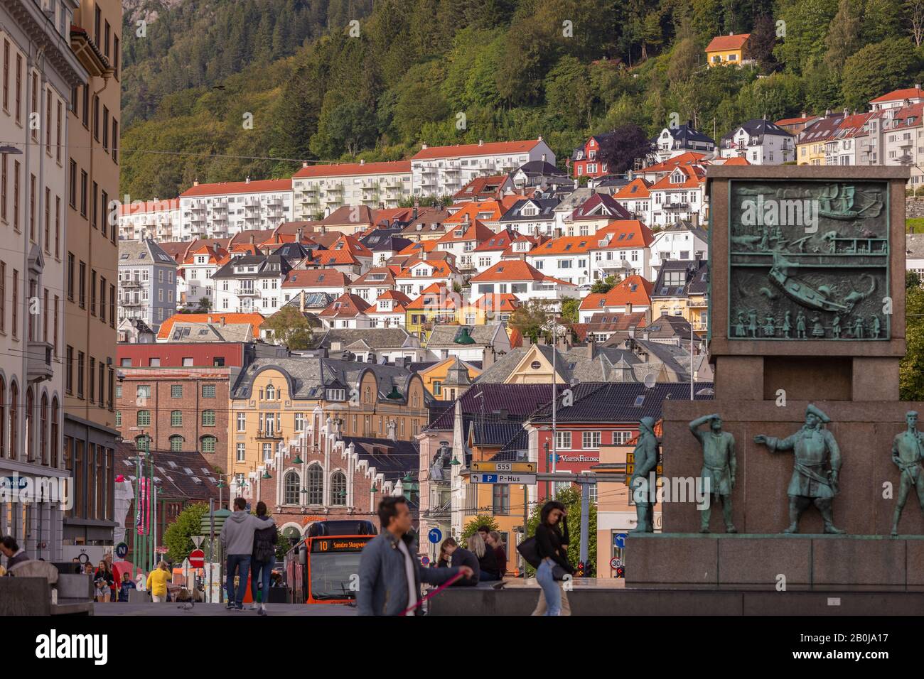 Bergen, NORVÈGE - Touristes au monument de Sailor à la place Torgalmenningen, dans le centre de Bergen. Banque D'Images