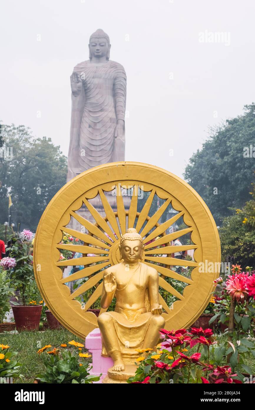 L'Ashok Chakra avec un fond flou de la Grande Statue de Bouddha dans le temple thaïlandais WAT. Varanasi, Inde. Banque D'Images