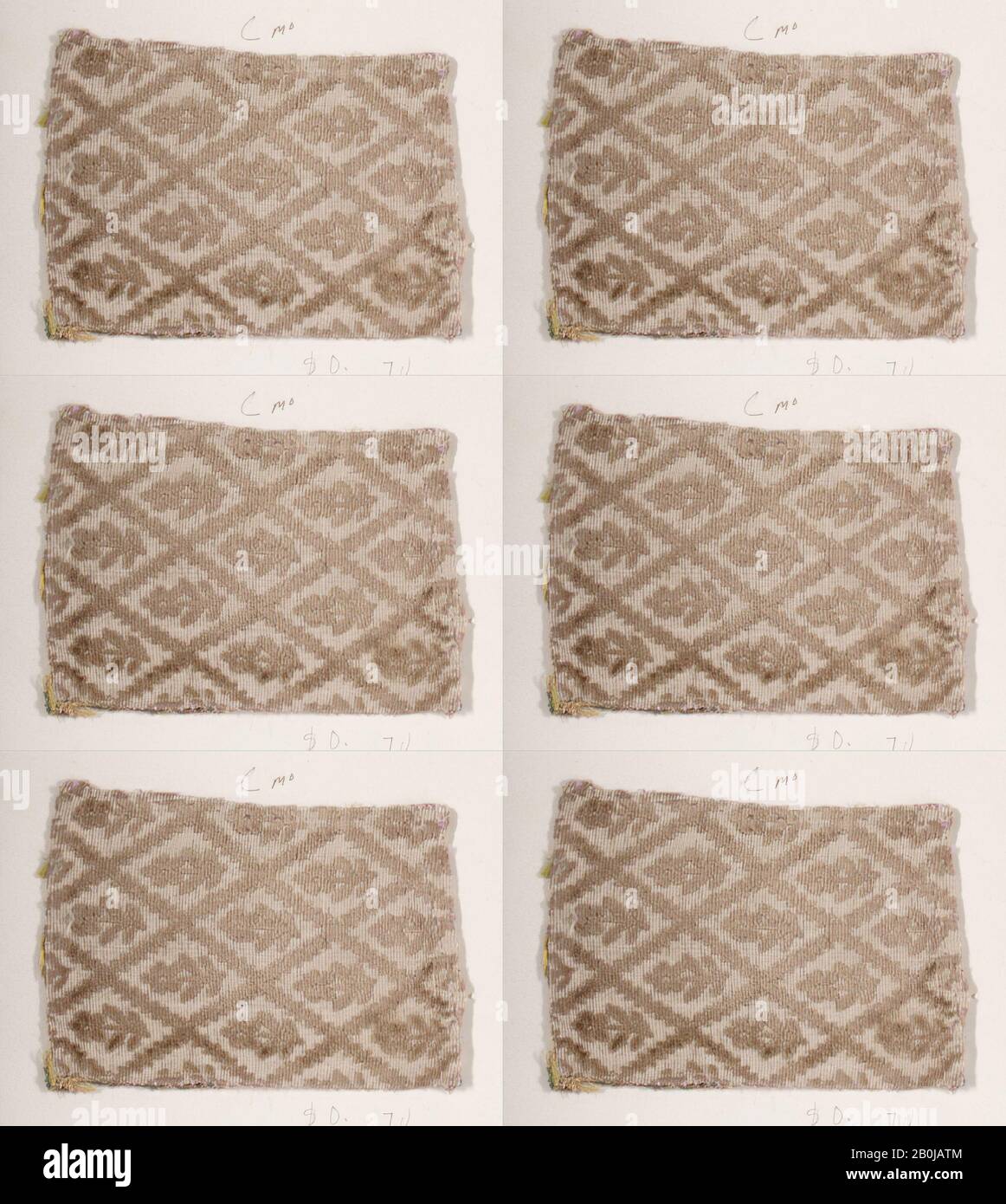 Fragment, italien, XVIIIe siècle, italien, soie, fil métallique, Général : 5 x 3 5/8 in. 12,7 x 9,2 cm, textiles-Velours Banque D'Images