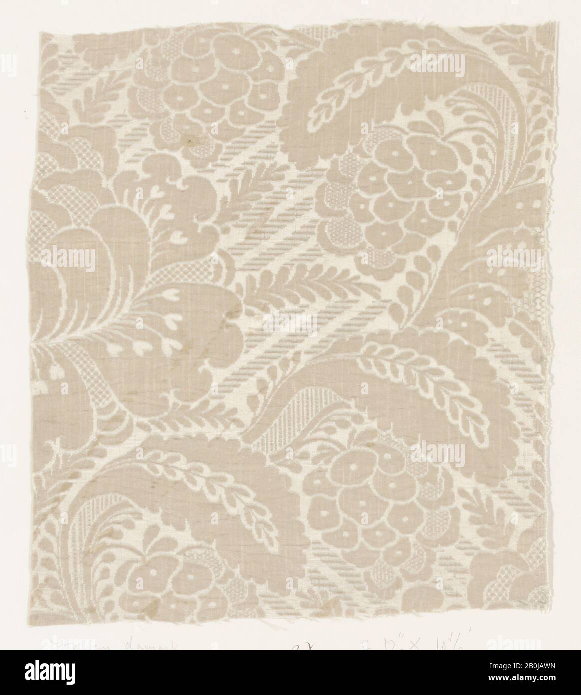 Fragment, italien, XVIIe–XVIIIe siècle, italien, soie, Général : 12 x 10 1/2 po. (30,5 x 26,7 cm), textiles-tissés Banque D'Images