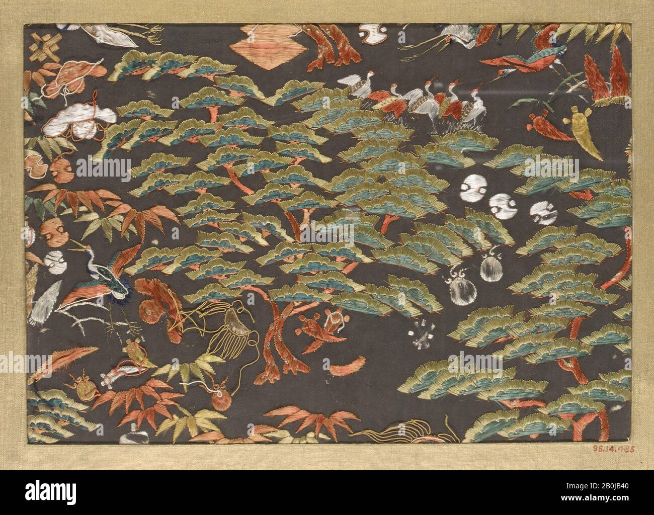 Fragment de textile avec motif de pins, grues et symboles favorables, Japon, Edo (1615–1868), date XVIIIe–XIXe siècle, Japon, soie, 9 1/4 x 6 1/4 po. (23,50 x 15,88 cm), textiles brodés Banque D'Images