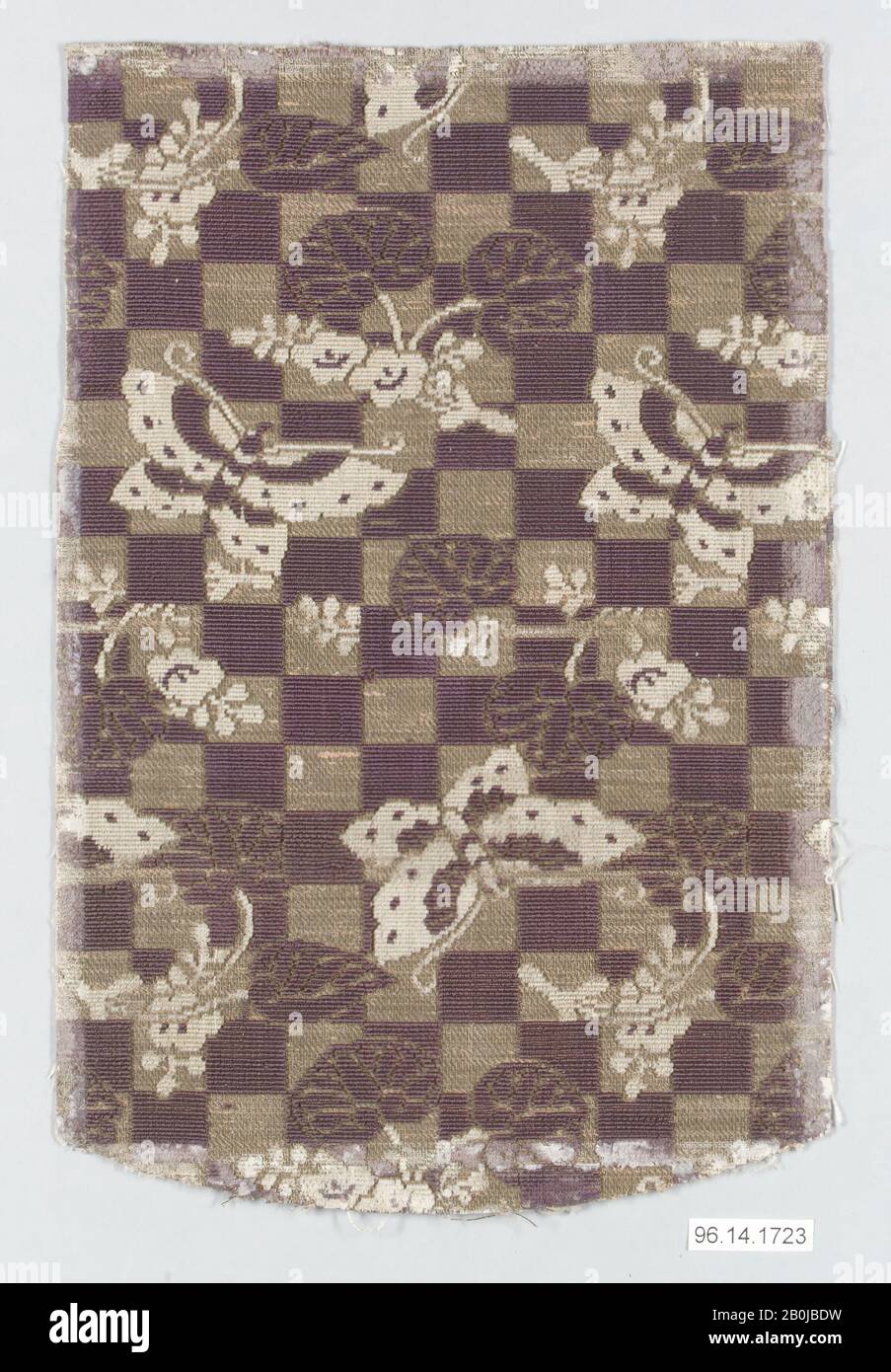 Pièce, Japon, XVIIIe–XIXe siècle, Japon, soie, 8 3/4 x 6 po. (22,23 x 15,24 cm), textiles-Velours Banque D'Images
