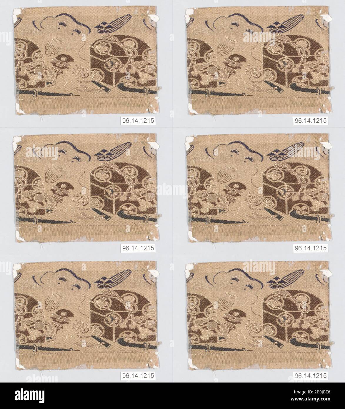 Pièce, Japon, XVIIIe–XIXe siècle, Japon, soie, 2 3/4 x 4 po. (6,99 x 10,16 cm), textiles-tissés Banque D'Images