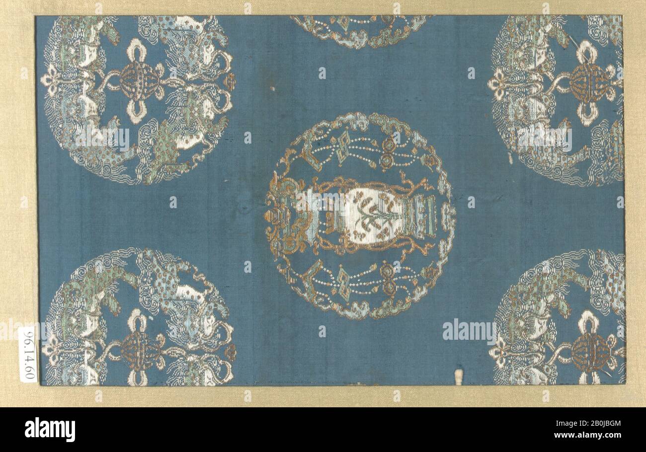 Pièce, Japon, période Edo (1615–1868), date XVIIIe siècle, Japon, soie, 9 3/4 x 6 po. (24,77 x 15,24 cm), textiles-tissés Banque D'Images