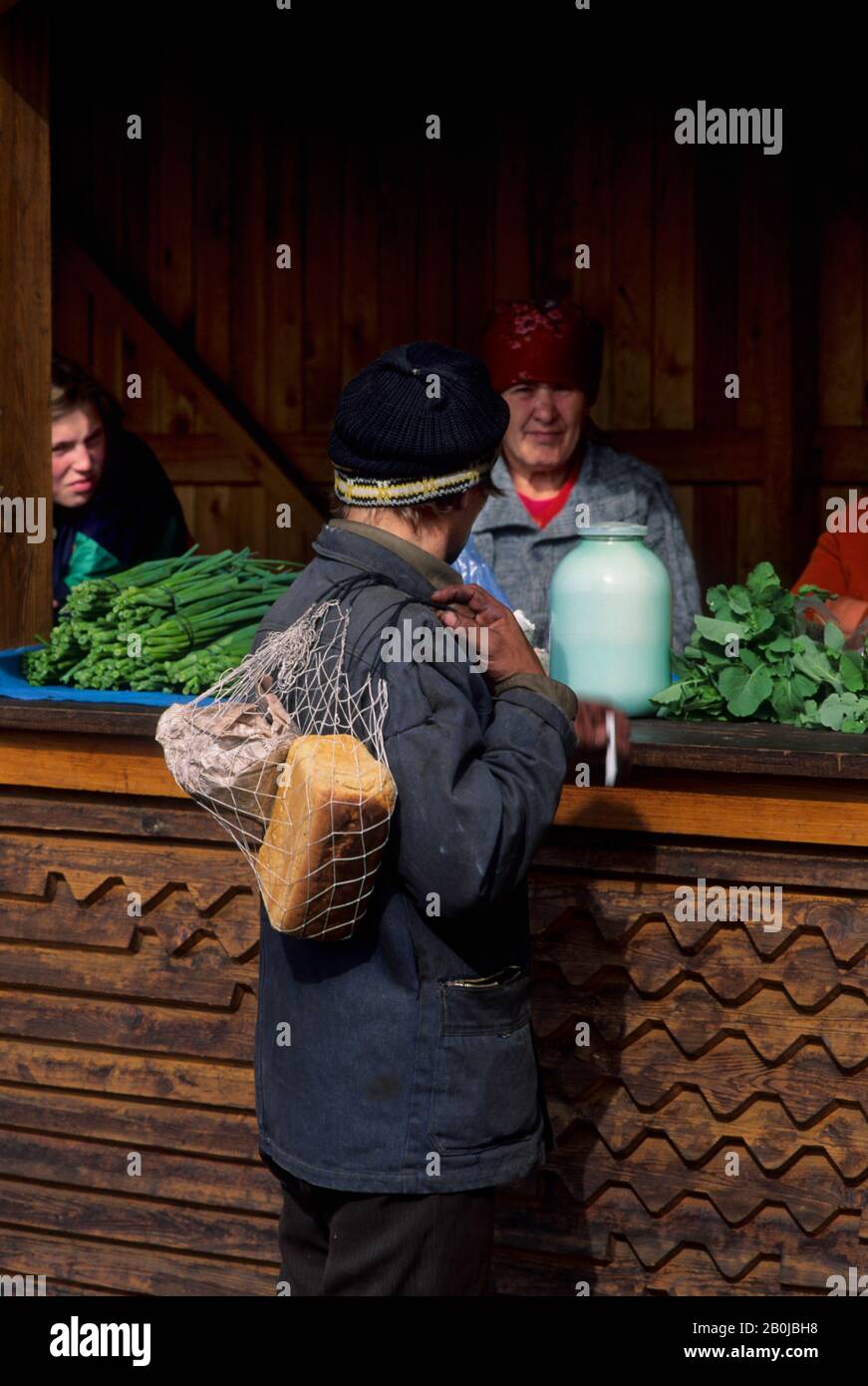 RUSSIE, SIBÉRIE MAGDAGACHI FEMMES VENDANT DES BIENS Banque D'Images