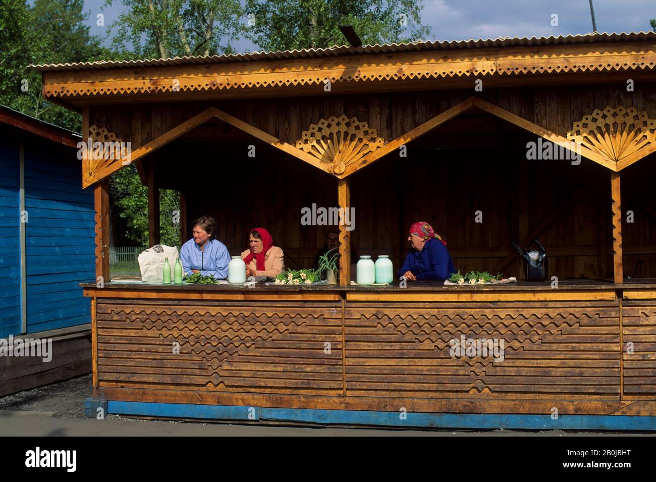 RUSSIE, SIBÉRIE MAGDAGACHI FEMMES VENDANT DES BIENS Banque D'Images