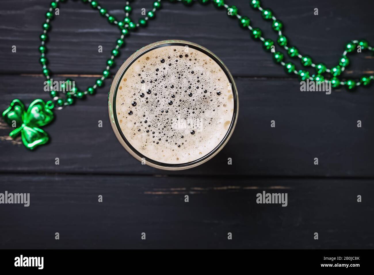 Verre de bière de stout sombre et décor traditionnel en forme de trèfle Banque D'Images