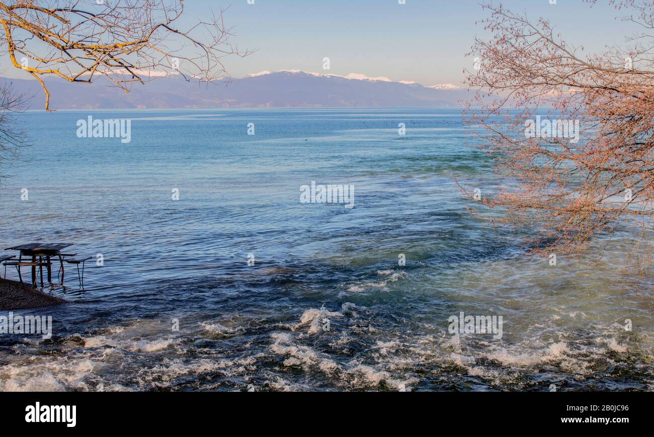 Les eaux luxuriantes des sources s'écoulent dans le lac avec leurs incroyables nuances. Banque D'Images