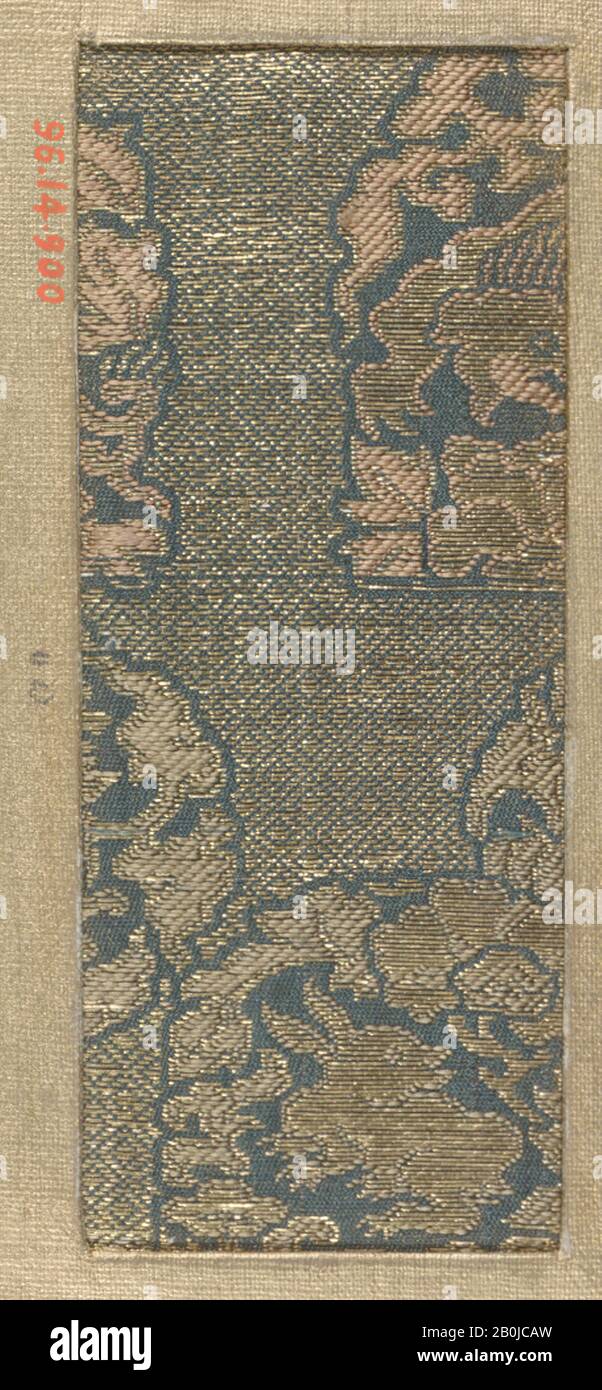 Pièce, Japon, XVIIIe–XIXe siècle, Japon, soie, 1 3/4 x 4 po. (4,45 x 10,16 cm), textiles-tissés Banque D'Images