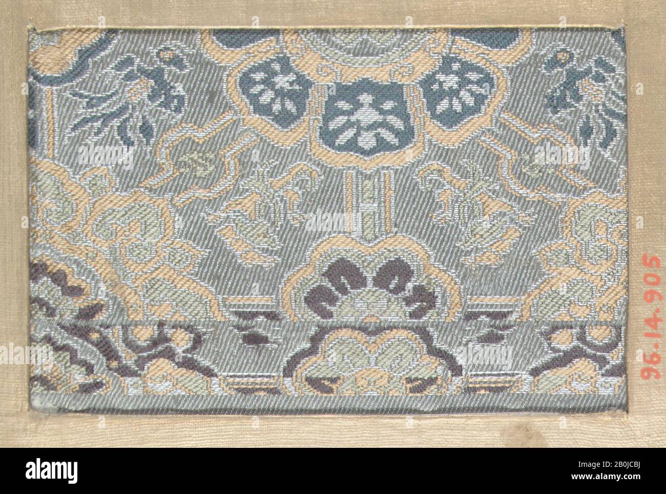 Pièce, Japon, XVIIIe–XIXe siècle, Japon, soie, 4 x 2 3/4 po. (10,16 x 6,99 cm), textiles-tissés Banque D'Images