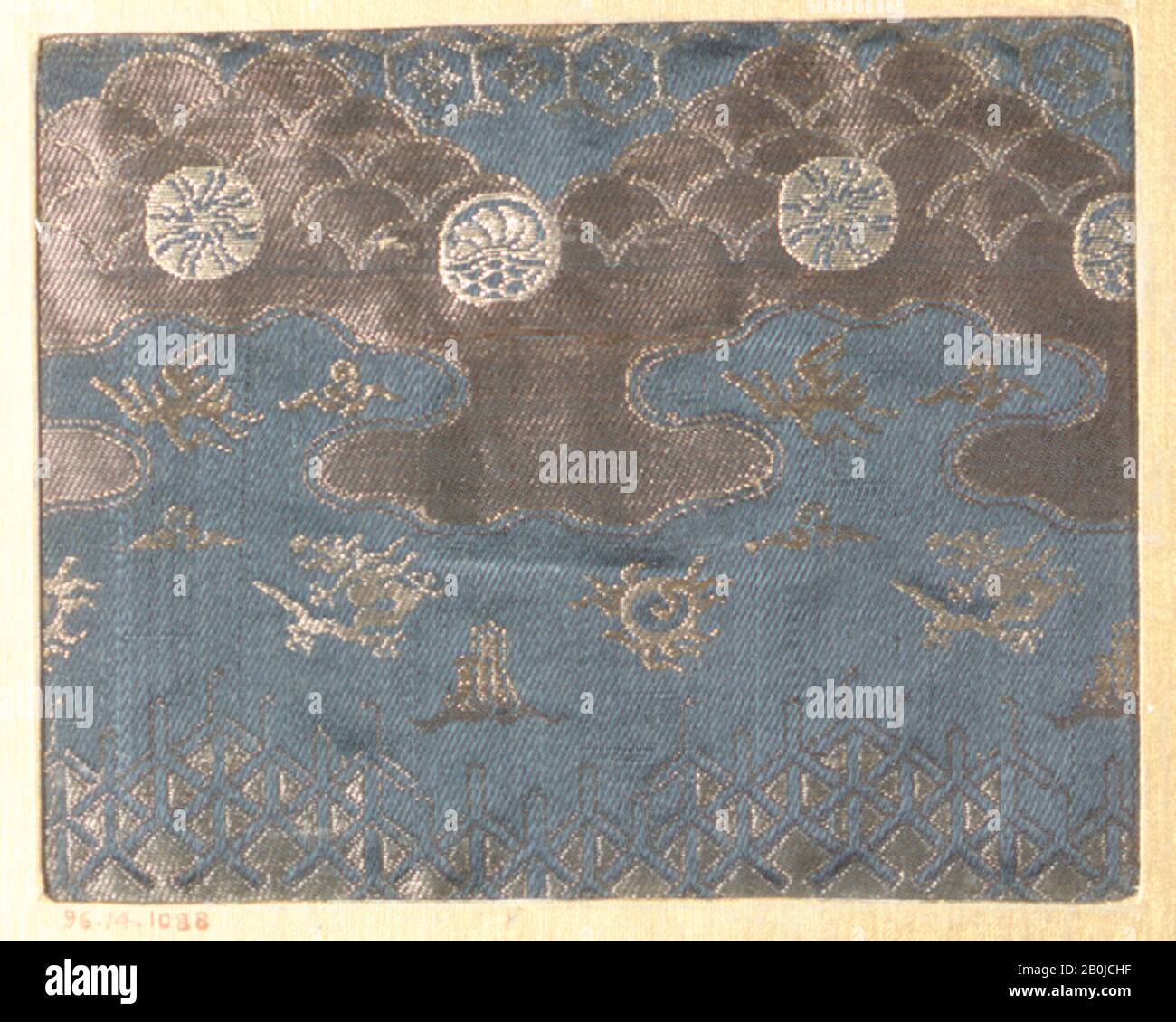 Pièce, Japon, XVIIIe–XIXe siècle, Japon, soie, 4 3/4 x 6 po. (12,07 x 15,24 cm), textiles-tissés Banque D'Images