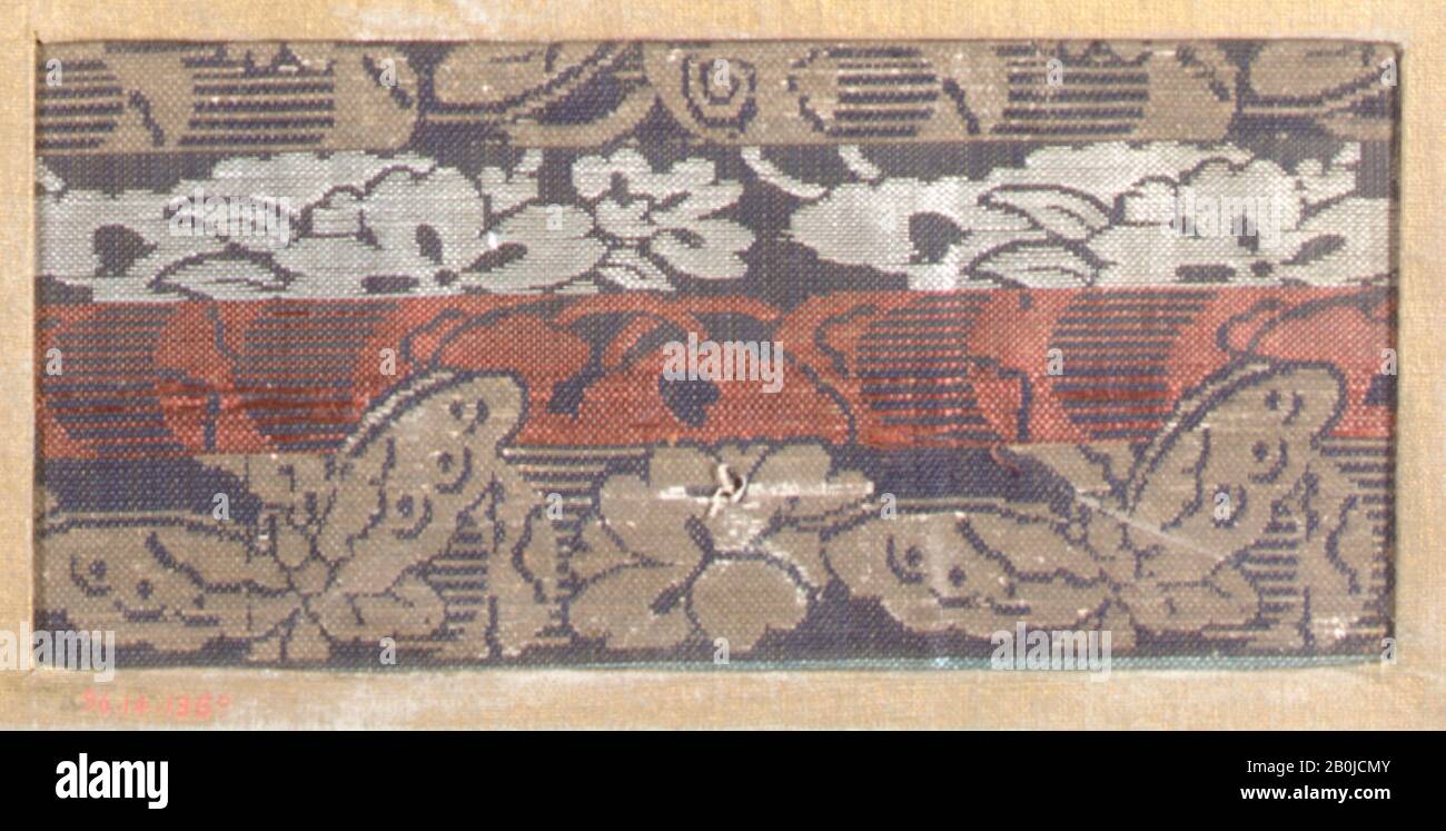 Pièce, Japon, XVIIIe–XIXe siècle, Japon, soie, 2 3/4 x 3 in. (6,99 x 7,62 cm), textiles-tissés Banque D'Images