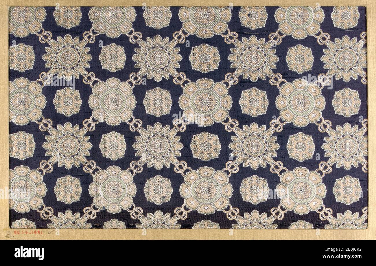 Pièce, Japon, XVIIIe–XIXe siècle, Japon, soie, 6 3/4 x 10 3/4 in. (17,15 x 27,31 cm), textiles-tissés Banque D'Images