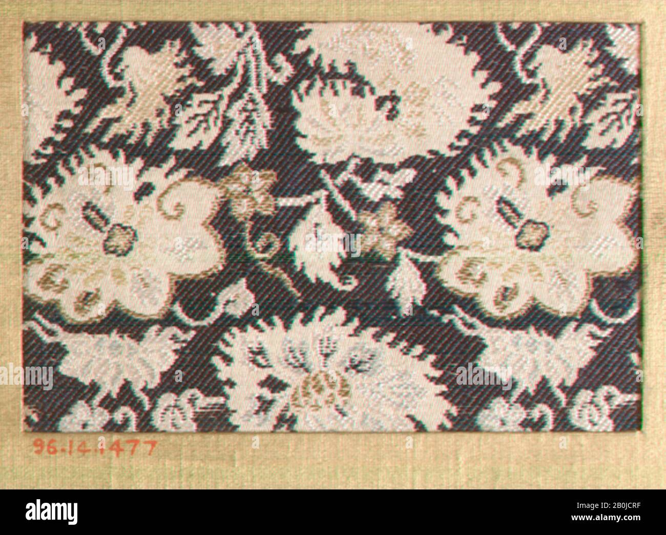 Pièce, Japon, XVIIIe–XIXe siècle, Japon, soie, 2 3/4 x 4 po. (6,99 x 10,16 cm), textiles-tissés Banque D'Images